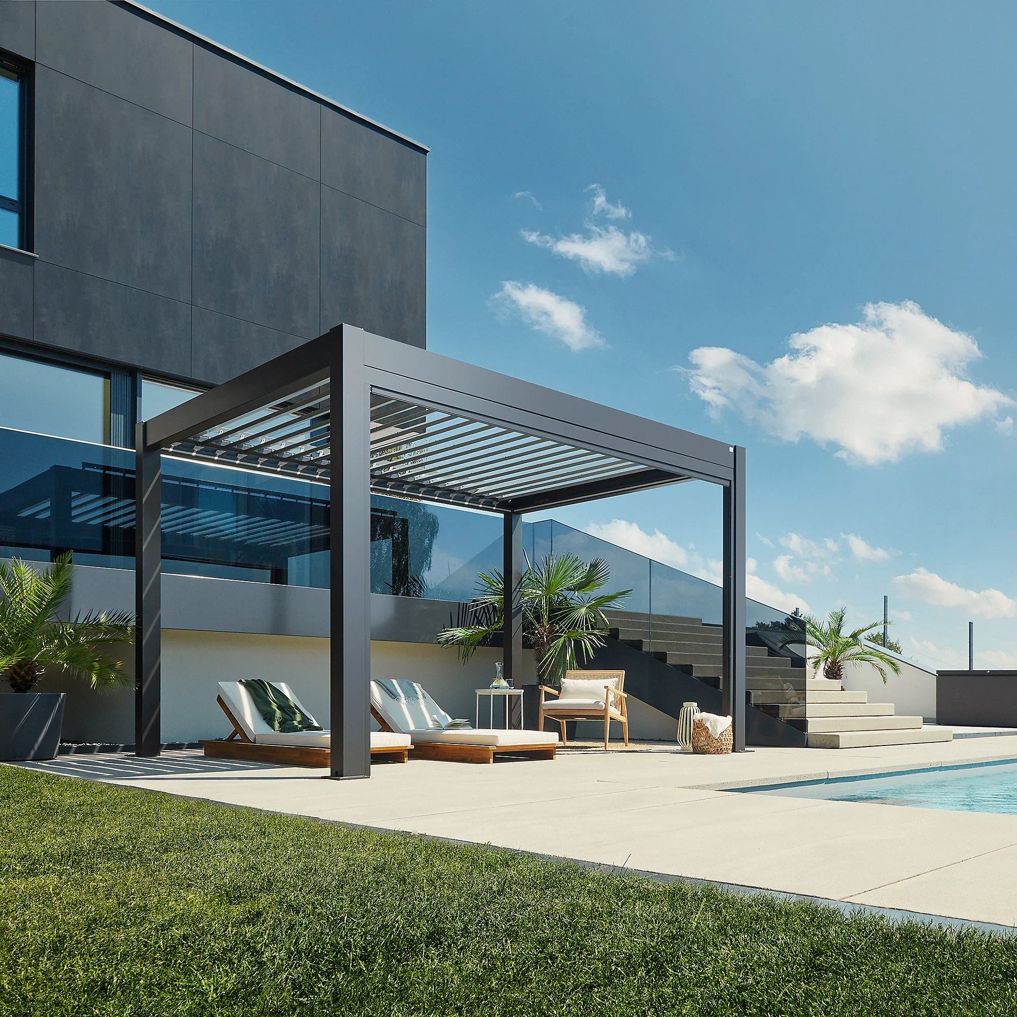 Pergola bioclimatique autoportée aluminium gris métallique toit en argent Biohort 4 x 3 m