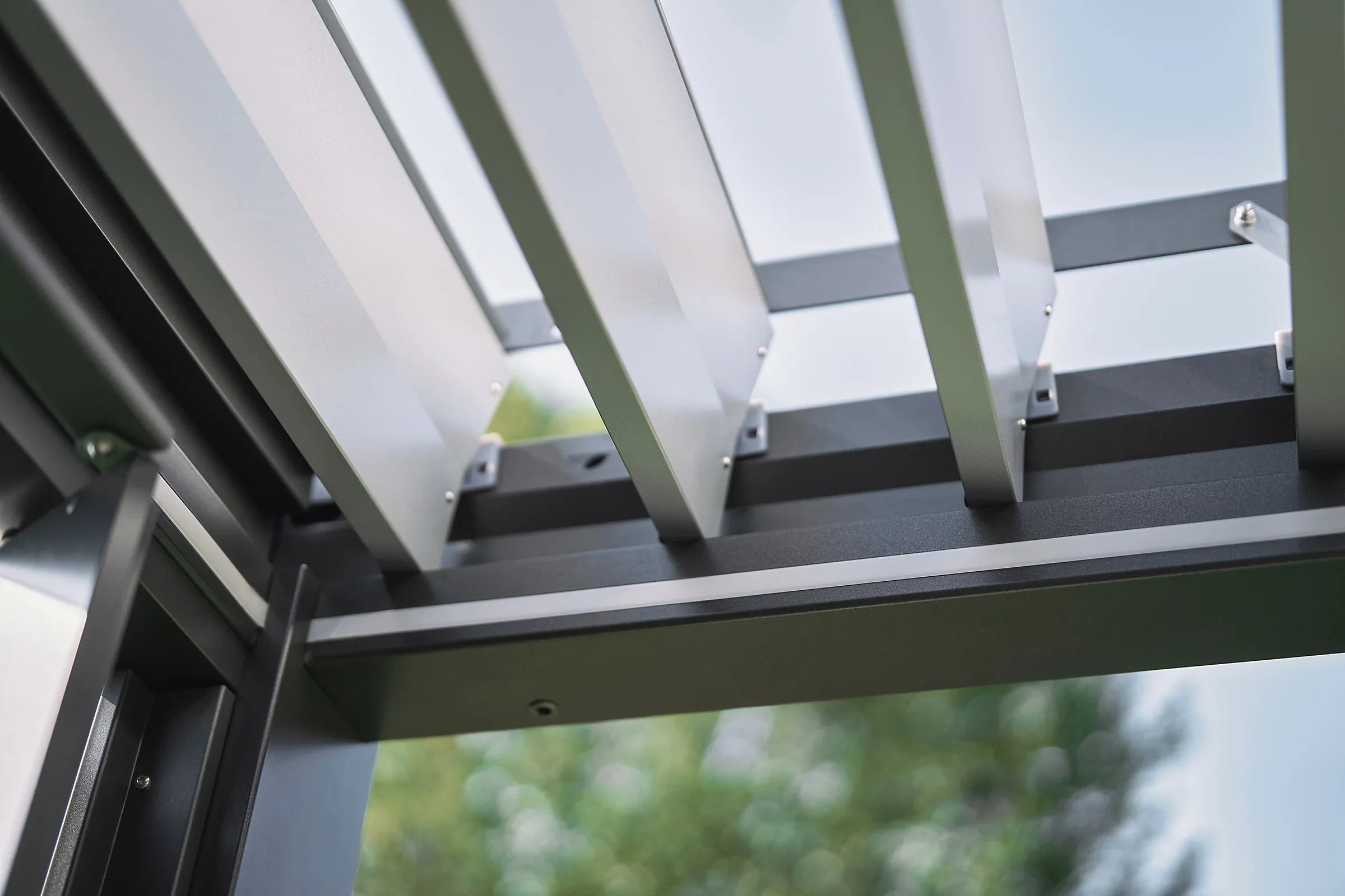 Pergola bioclimatique autoportée aluminium gris métallique toit en argent Biohort 4 x 3 m