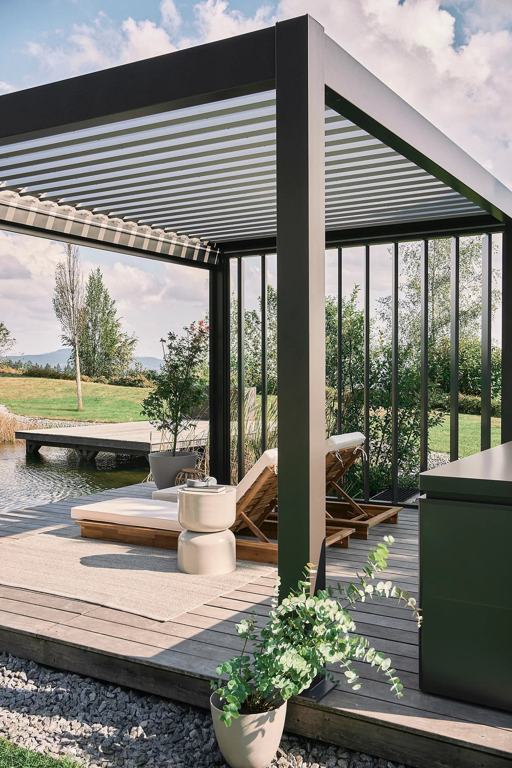 Pergola bioclimatique autoportée aluminium gris métallique toit en argent Biohort 4 x 3 m