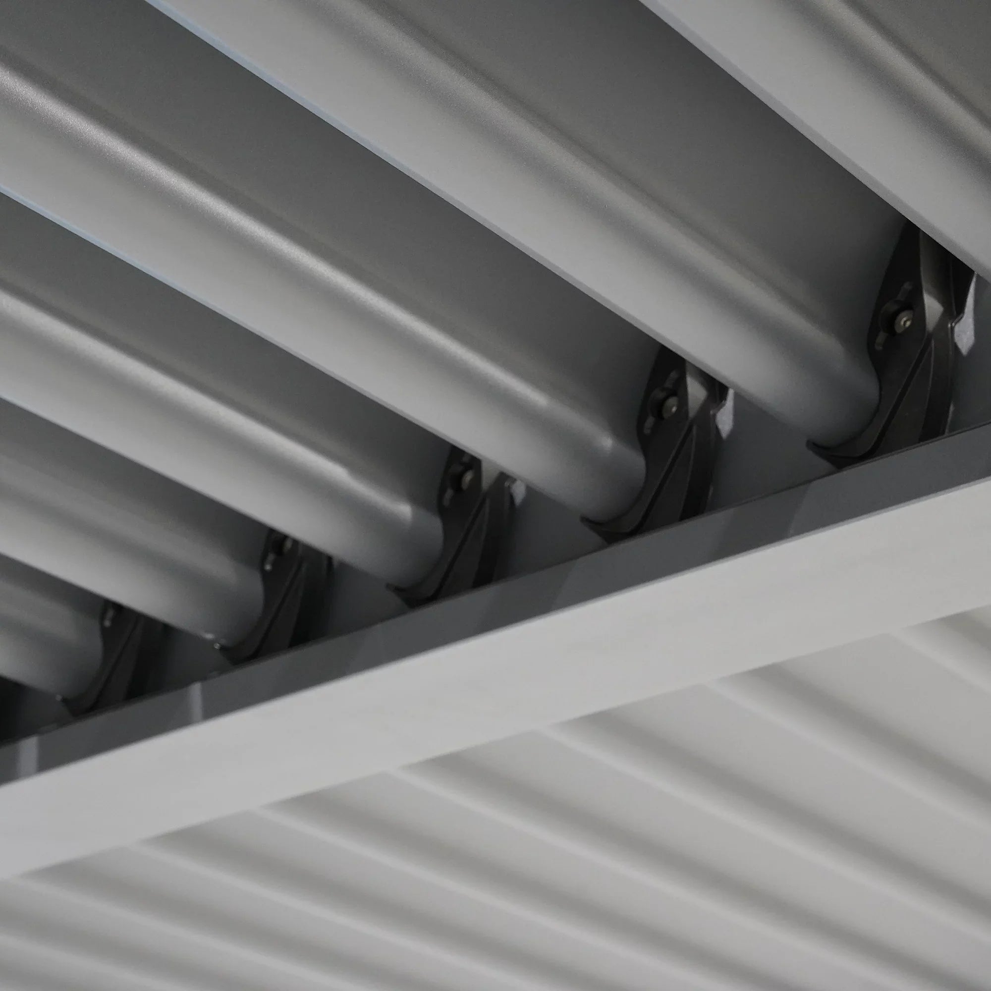 Pergola bioclimatique autoportante aluminium et acier gris 4 x 3 m toit incliné